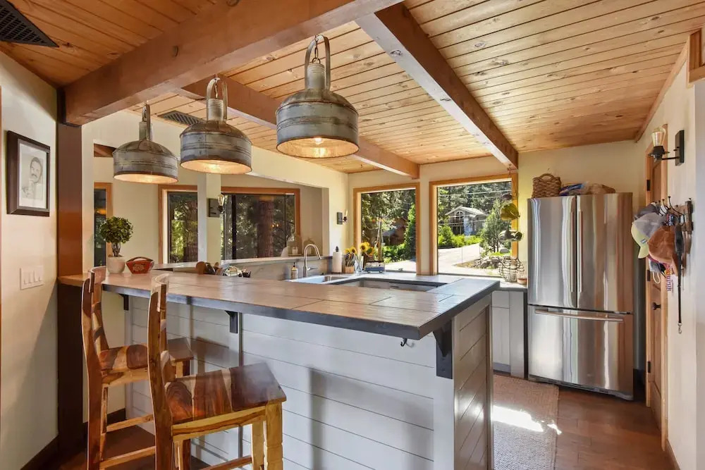 Snowshoe Cabin 3 Decks, BBQ & Hot Tub!