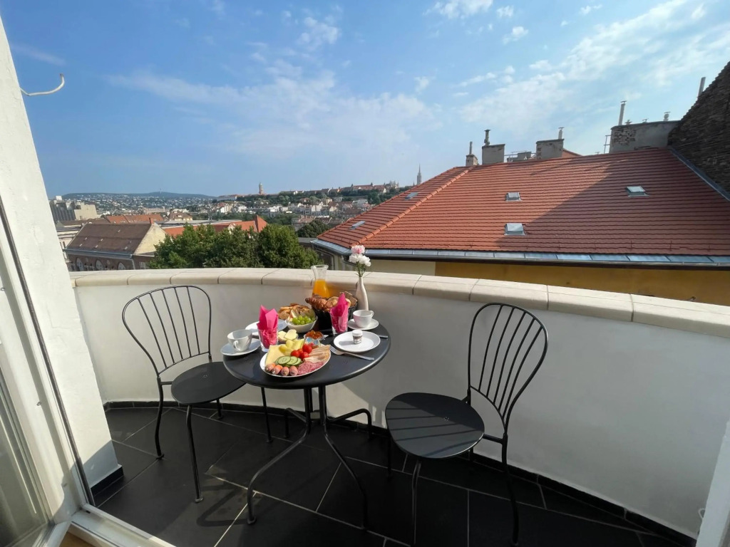 Panoramic Apt. near Chain Bridge