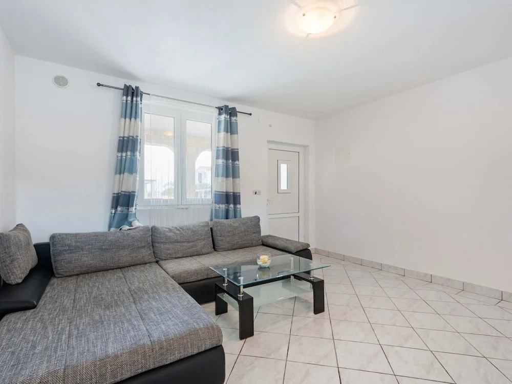 Quaint Apartment in Vir near Sea