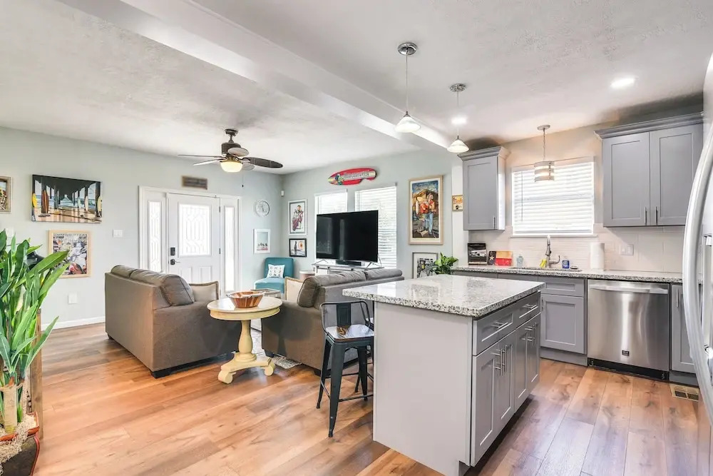 Jimmy Buffet Home w/ Hot Tub & Yard in Galveston!