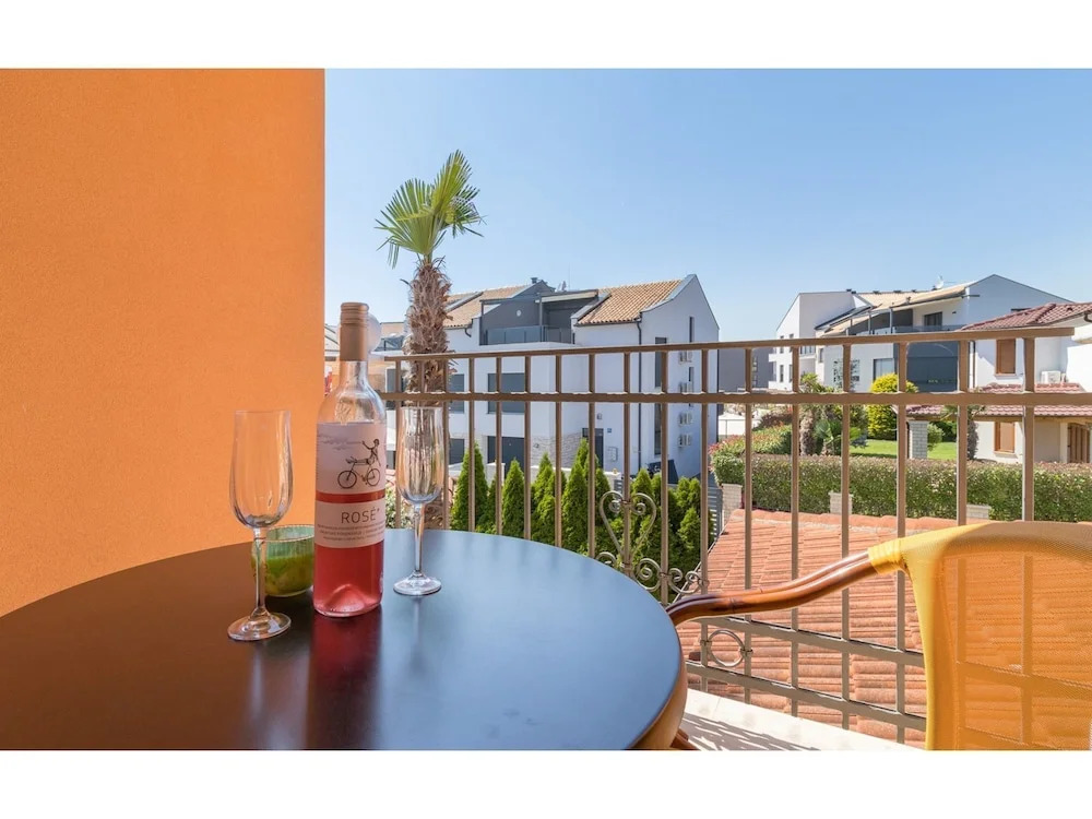 Modern Apartment With Balcony, Garden View in Villa Vizula