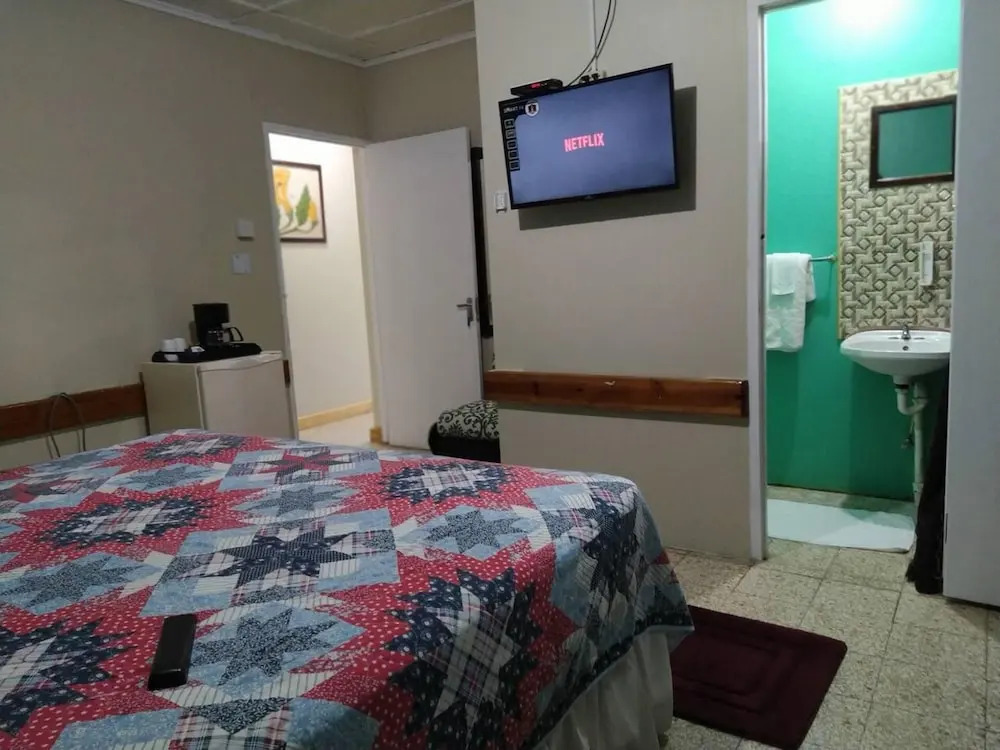 Entire 6-Bedroom Villa Free parking with Fast Wifi