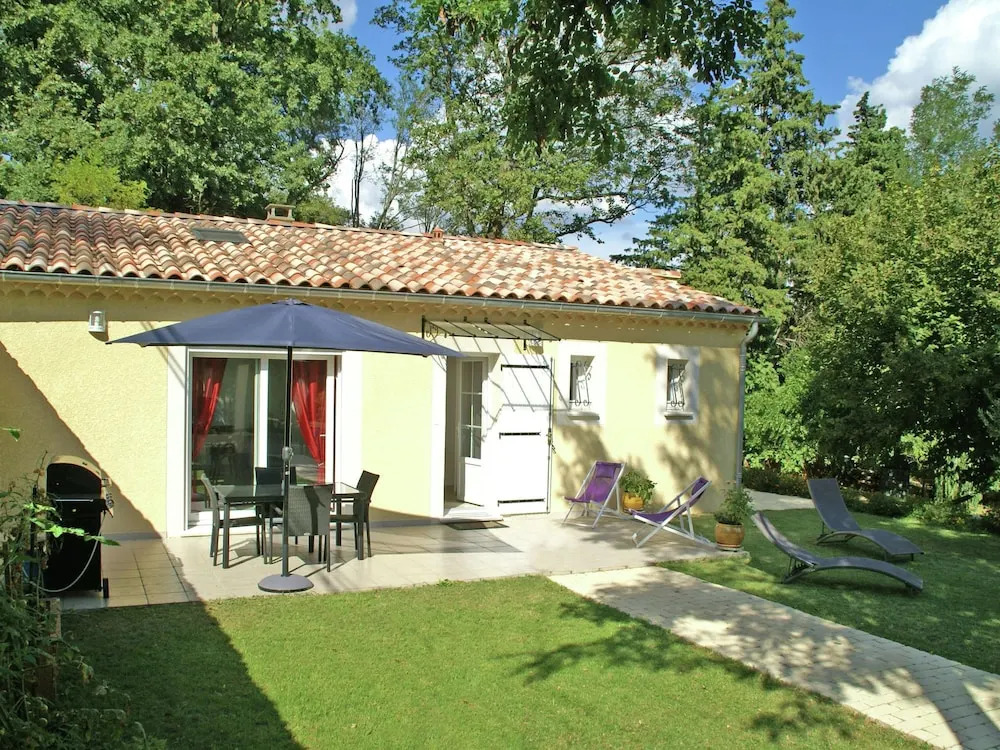 Recently Built Villa With Shared Swimming Pool Near the Village of Piolenc