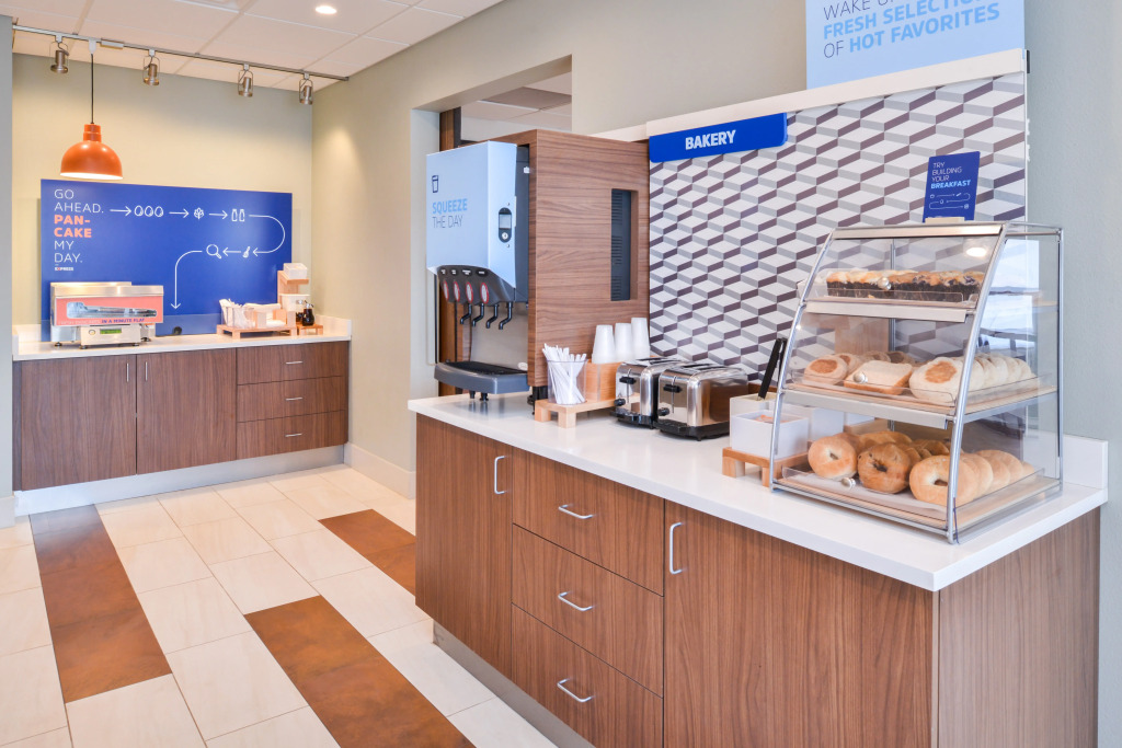 Holiday Inn Express & Suites - Omaha - 120th and Maple by IHG