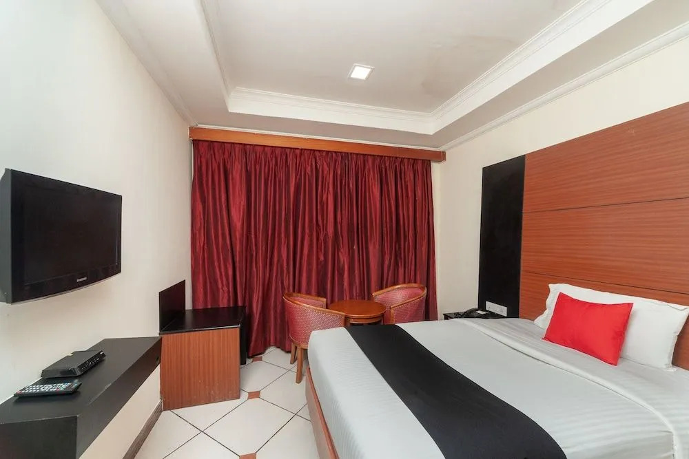 Capital O 8145 Emarald Hotel