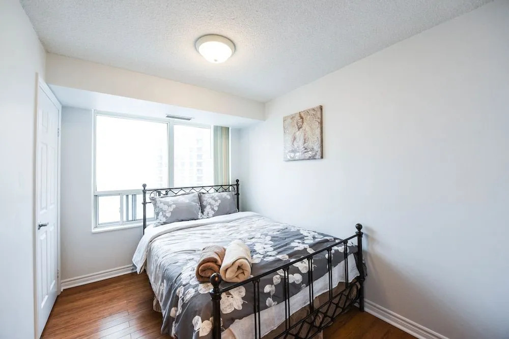 Sarkar Suites - 3880 Duke of York Blvd