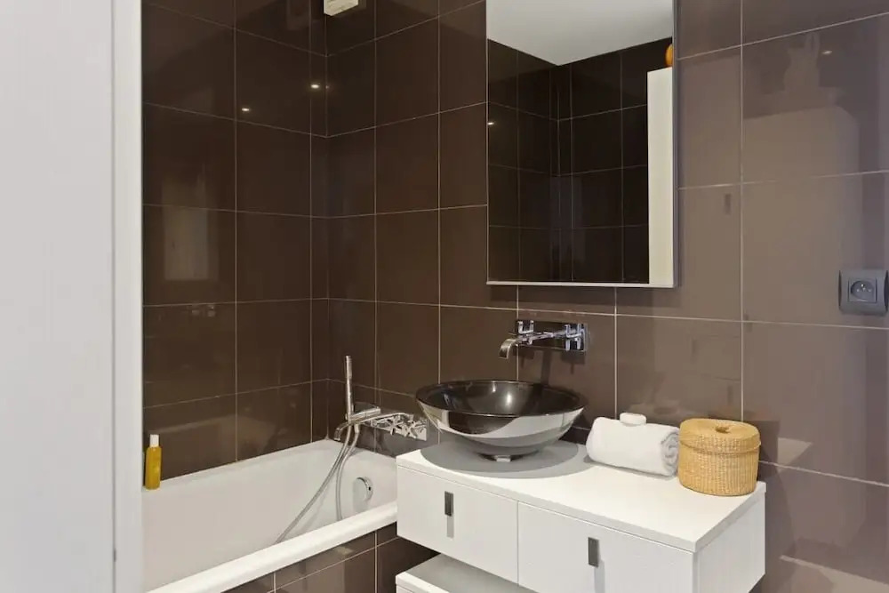 Stunning 3 Bed Apt With Balcony Near Champs Elysée
