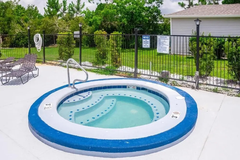 Cozy Condo Near Baseball Fields and Zoo- Pool Tennis Courts Pickleball