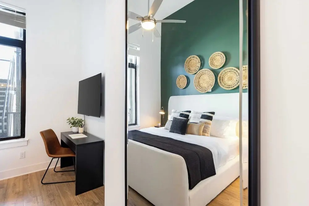New Build Sleeps 12, 2 Condos, Modern Design Near Downtown Nashville