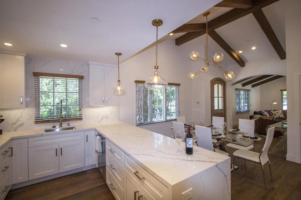 Beautifully Remodled 3/3 Walk To Shops, Restaurants, Close To World Class Golf