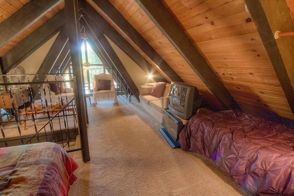 Lodgepole Chalet 3 Bedroom Home by RedAwning