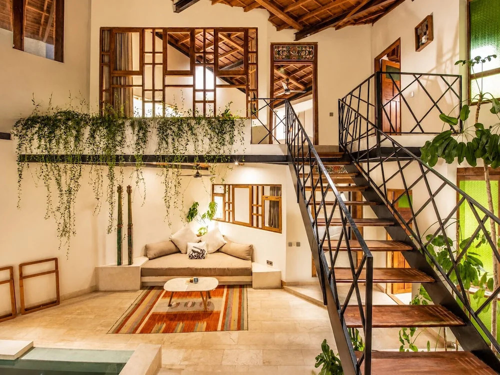 Modern 2-BR Art Deco Villa, 800m from the Beach