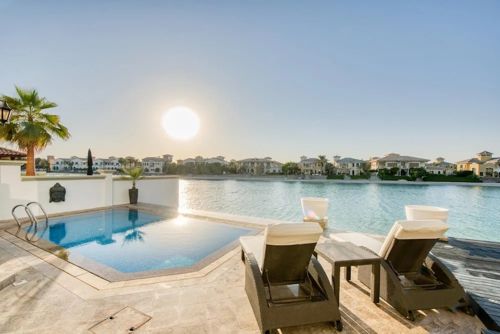 Glamourous Beachfront Villa on The Palm w Pool