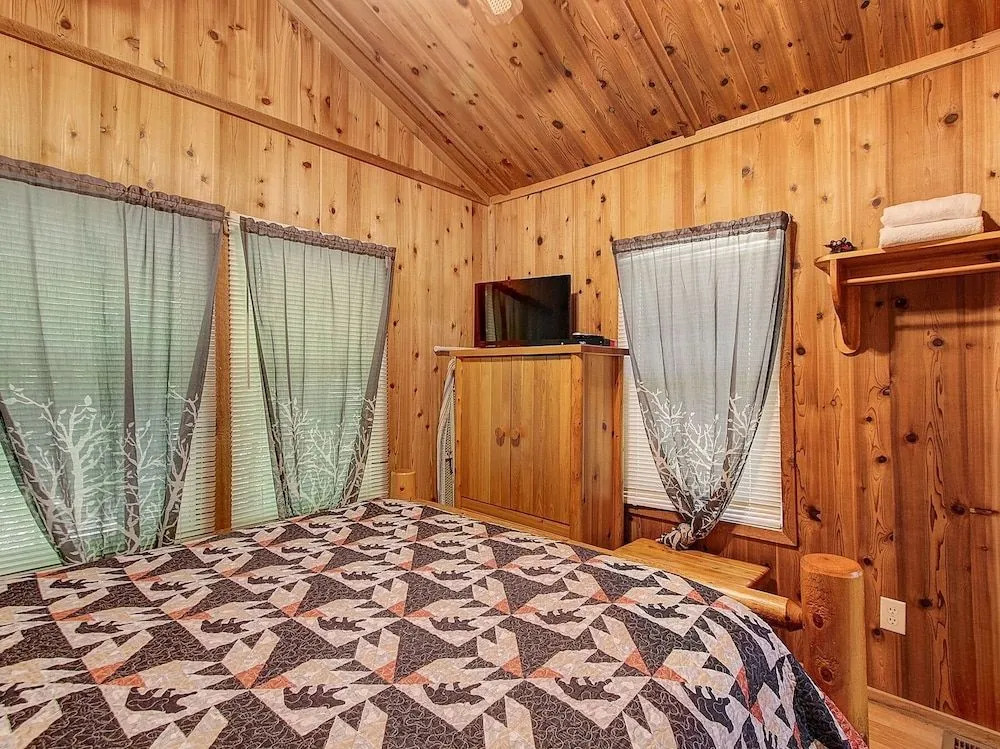 A Cherry Bloom 1 Bedroom 1 Bathroom Cabin
