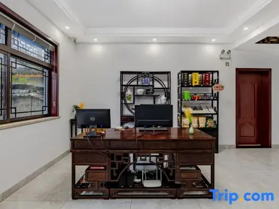 Jing Taoyuanju Homestay (Taohua Tan Scenic Area)