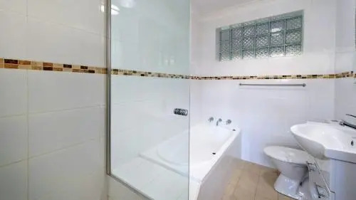 Cara Nobbys Beach 11 Wesley Avenue