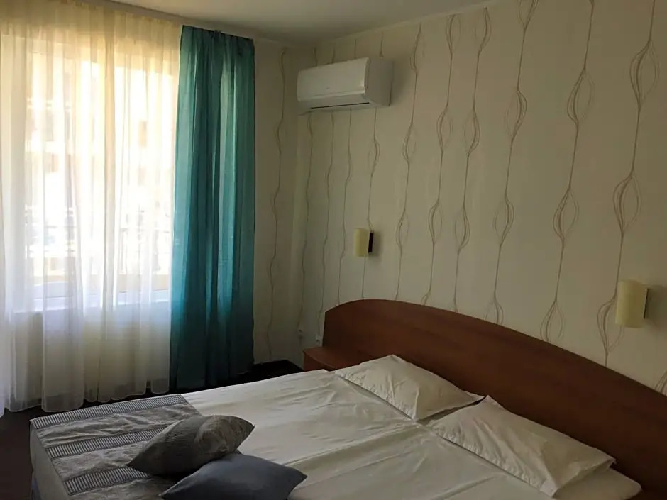 Family Hotel Lazuren Briag