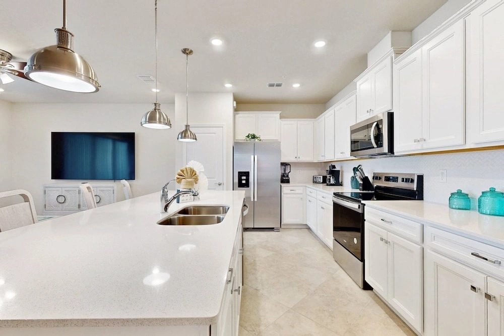 Beautiful Home With Private Pool, Space for the Whole Family & Pets