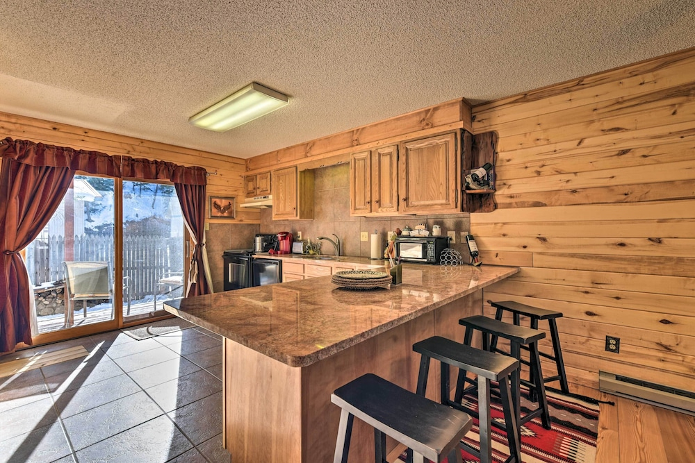 Downtown Red River Retreat w/ Mtn Views + Yard