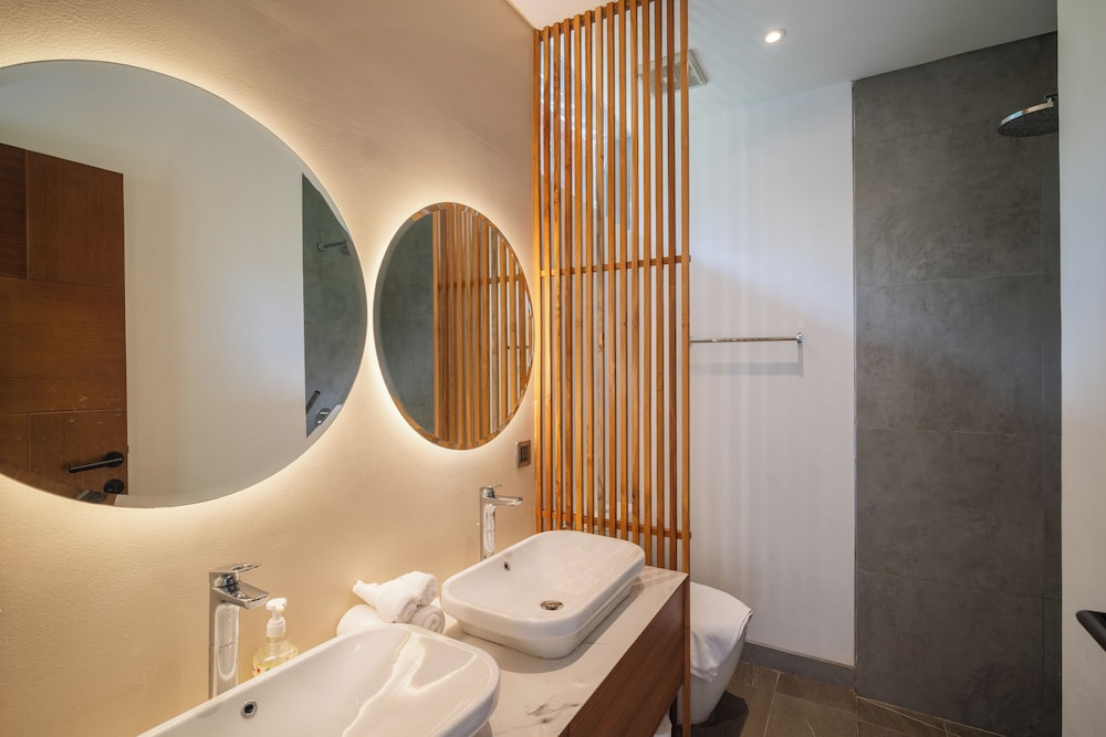 Designer 5br Villa, 400m to Café Del Mar