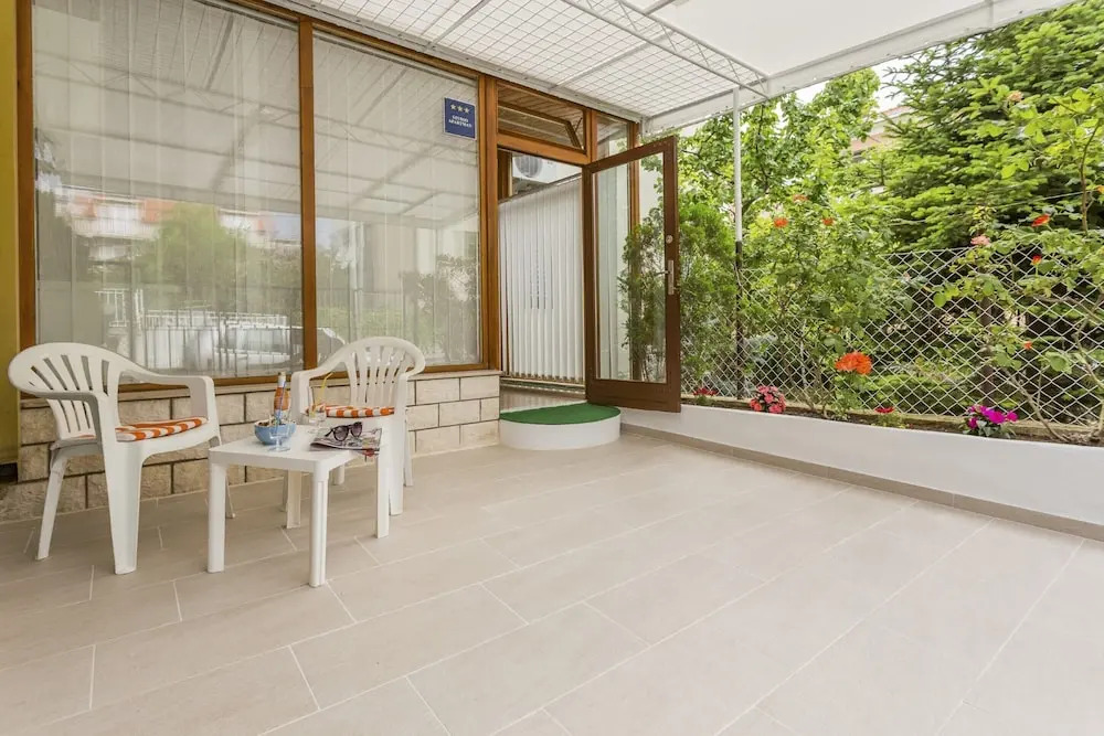 Comfortable Modern Studio With Shaded Patio