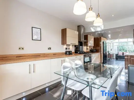 Large Home near city centre, UOB & QE hospital