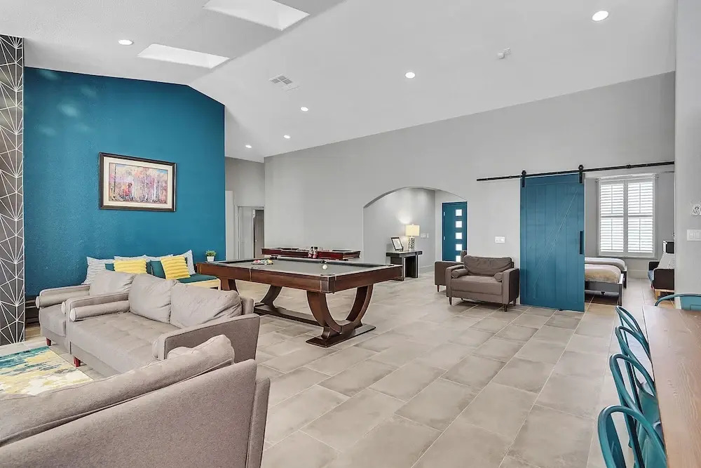 Villa - 8 Bedrms 5 Bths 15 Beds