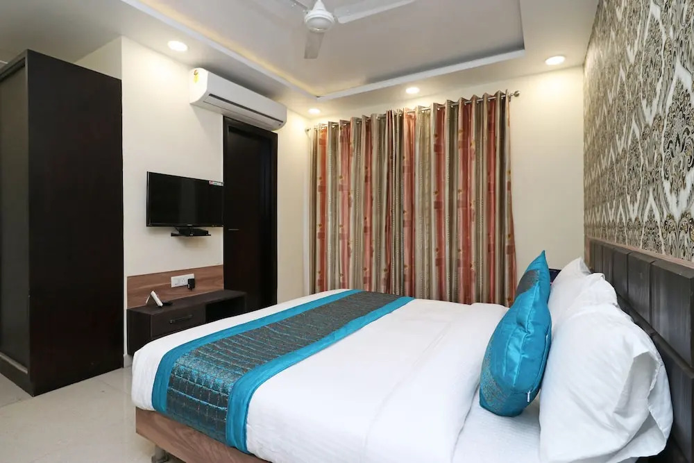 OYO 11611 Royal Palace Inn