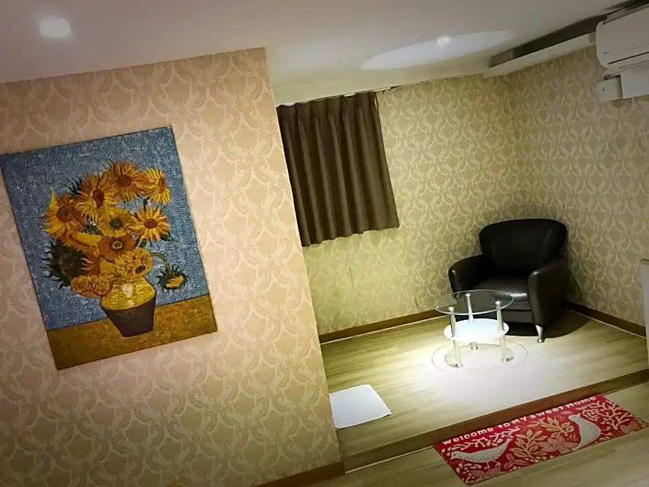 Art House Double Room-Sunflower