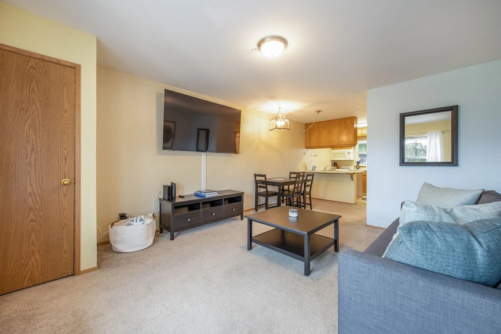 04 Lodge 1 Bedroom Condo by RedAwning