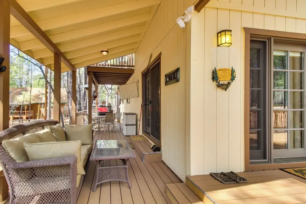 9 Mi to Rainbow Lake: Woodsy Pinetop Cabin w/ Deck