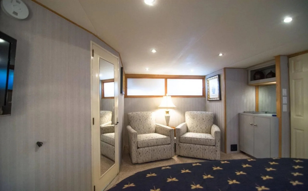 Ocean Romance Dockside B and B Yacht Hotel