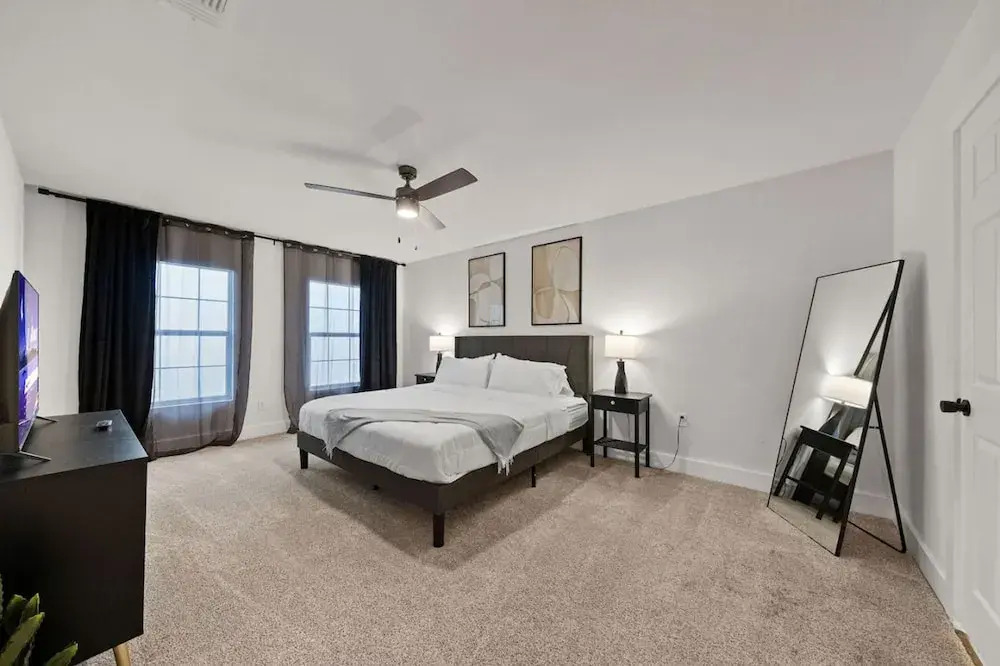 Spacious 6 Bed House Airport Pet Friendly AFB