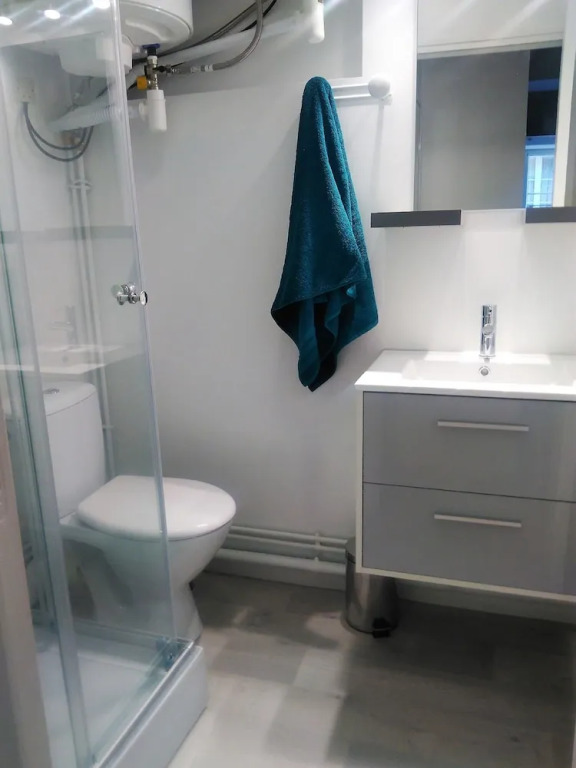 L établissement LA PLAGE A 2 PAS vous propose, 3 Appartements DEUX chambres, 1 appartement une pièce avec CLIMATISEUR , Netflix, lits faits à votre arrivée, serviettes de toilette, Ménage, Wifi, en hyper centre ,Plage à 100m, BOX à Vélos