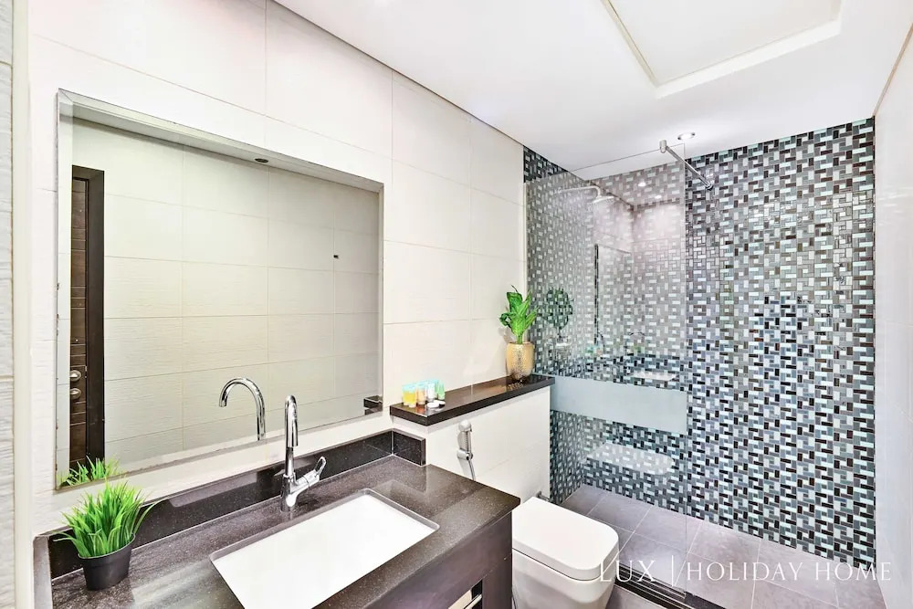 LUX Cayan Superior Suite 5 Dubai Marina