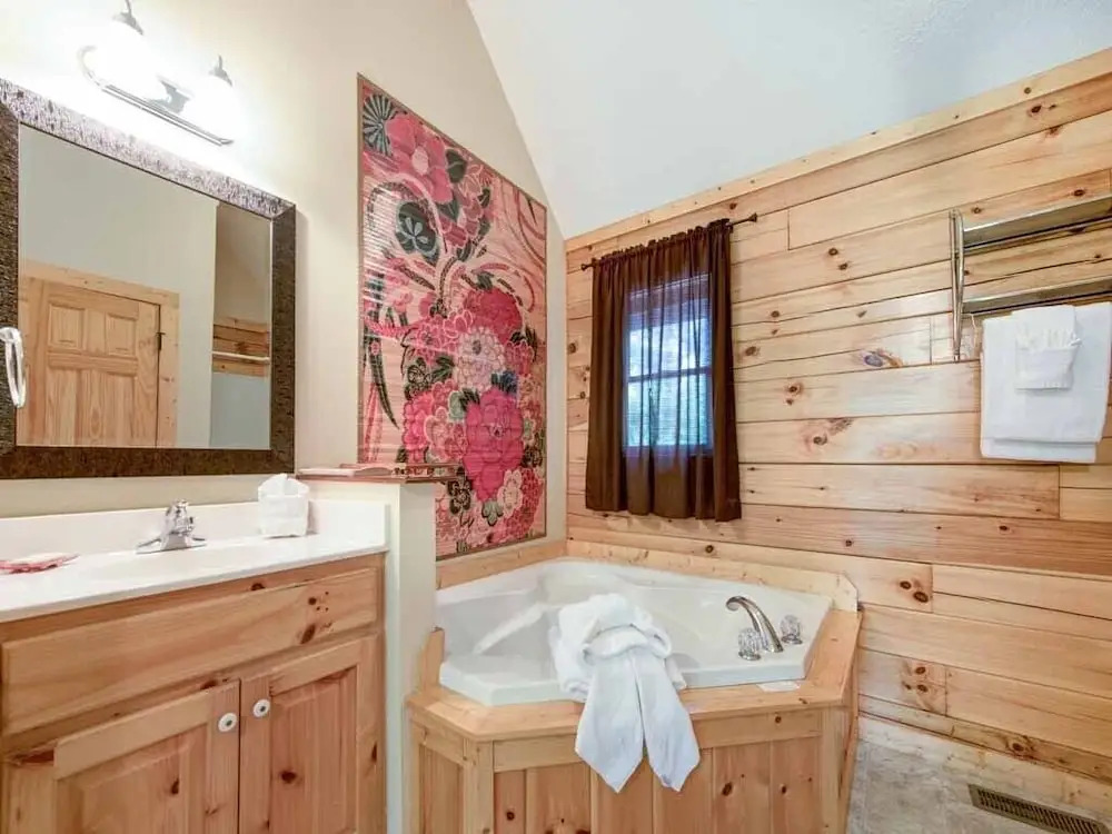 Artistic Mountain 2 Bedroom Home with Hot Tub