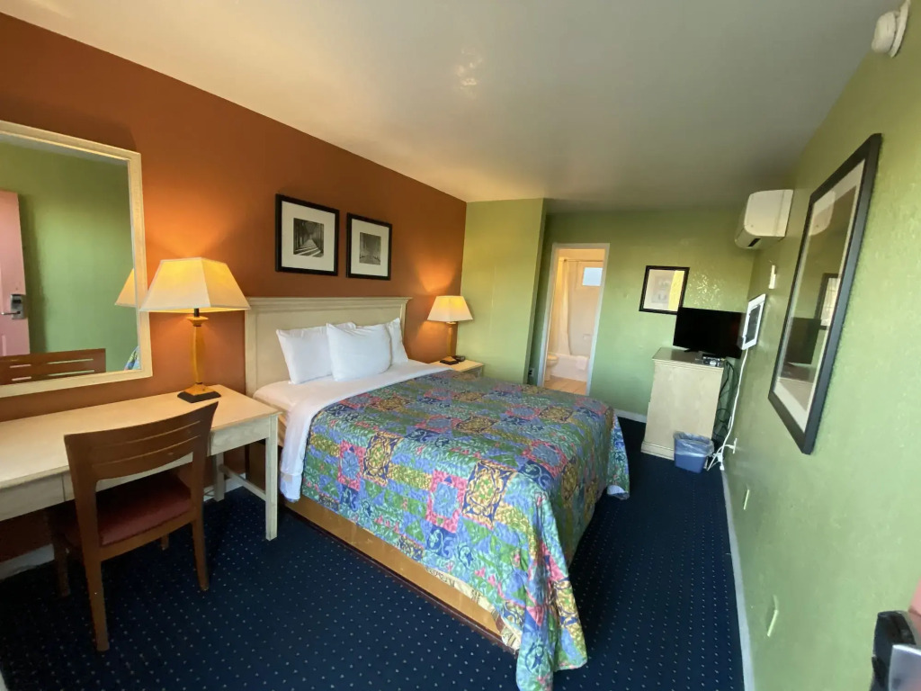 Fireside Inn By The Beach Boardwalk & Bowling