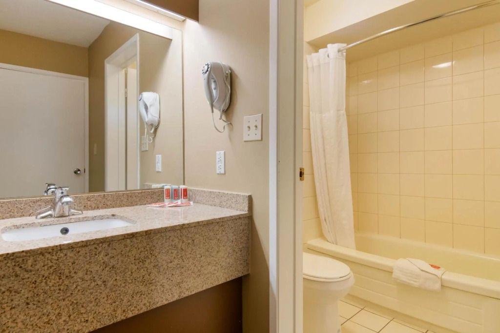 Econo Lodge Inn & Suites