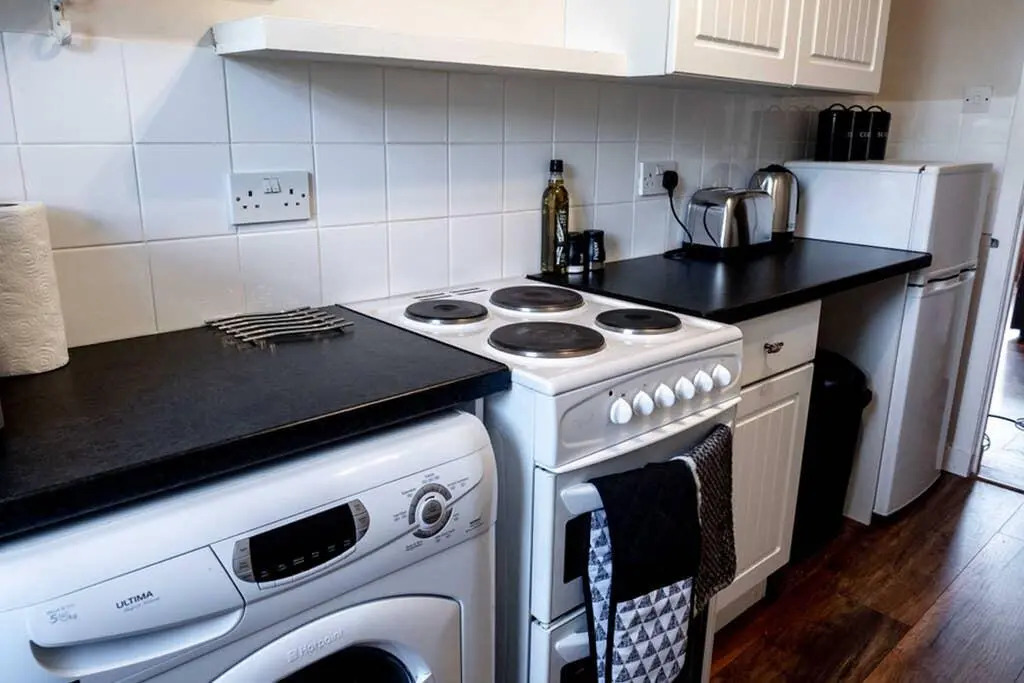 Bright, Spacious West-End Flat, Near University