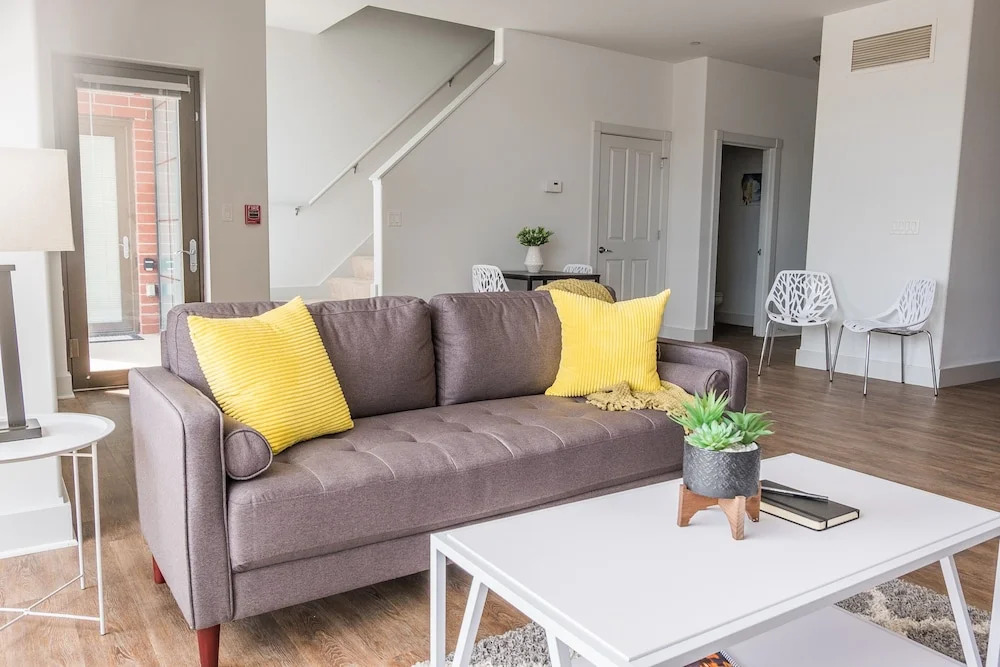 Spacious Townhome w Parking by Frontdesk