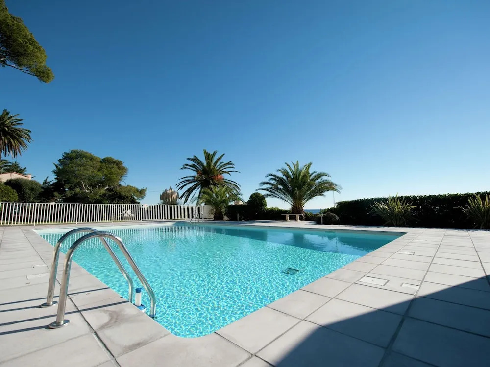 Villa on Côte dAzur with Beachfront Views