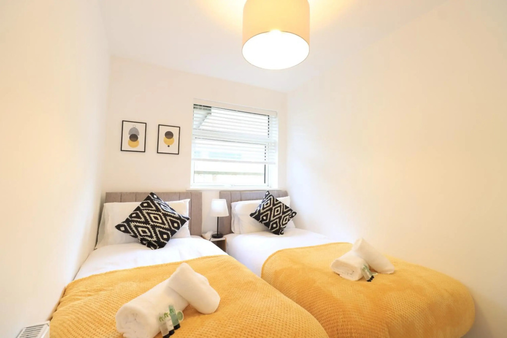 Detached Bungalow I Sleeps 7 I Driveway Parking I Excellent Location I Fast WiFi I Self-Check-In I By Yoko Property