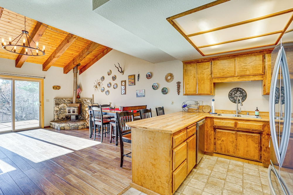 Private Boat Slip & Views: Lake Almanor Getaway!