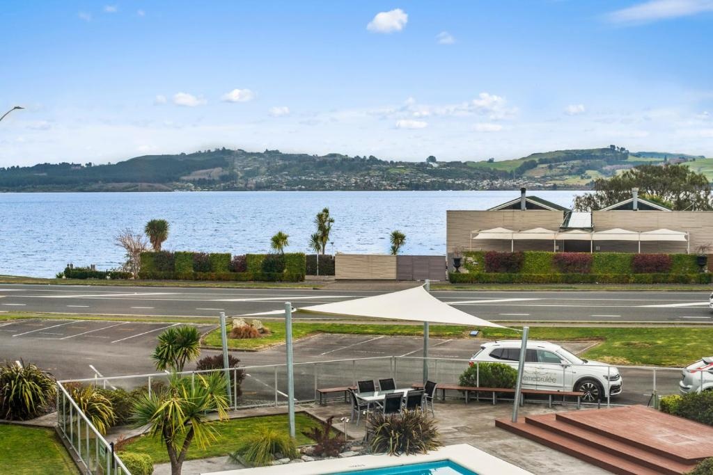 Lakeside Delight - Two Mile Bay Holiday Apartment
