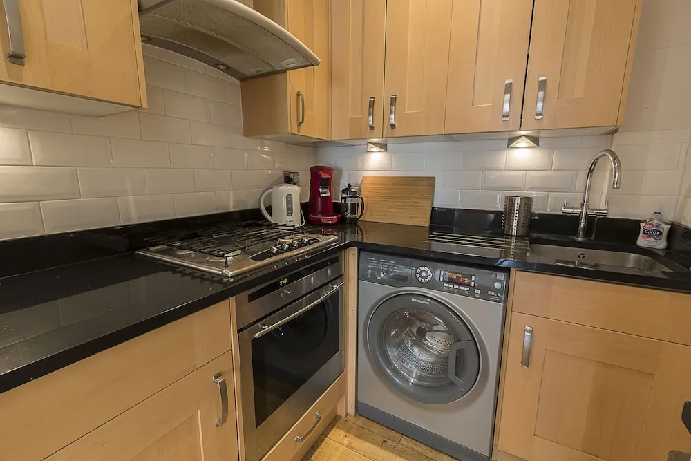 Bright Clapham flat with private garden, sleeps 4
