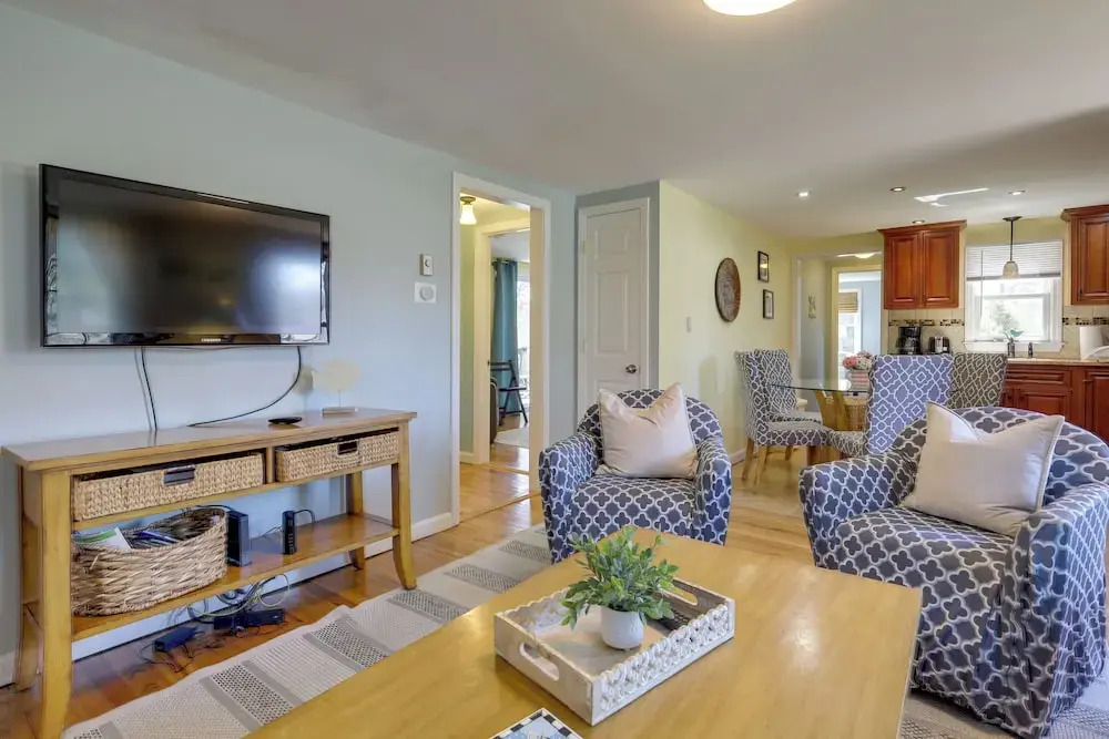 1 Mi to South Village Beach: BBQ-Ready Retreat