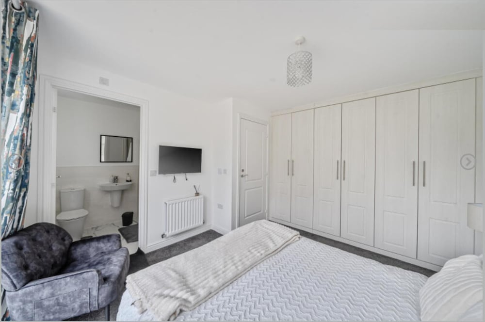 House - Sleeps 6 & Free Parking