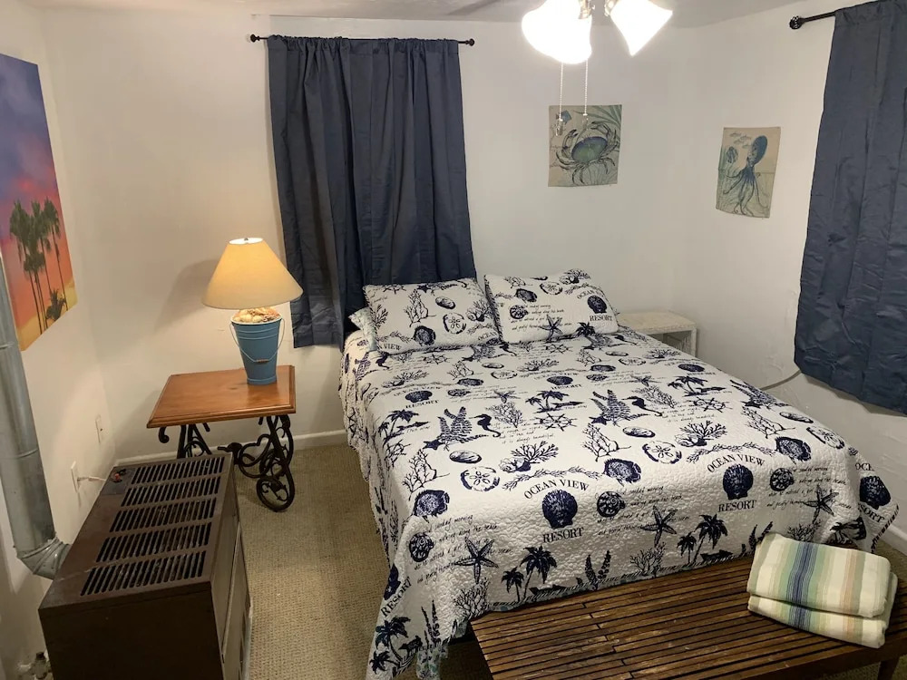 Beach Side Studio #2 Apts by RedAwning