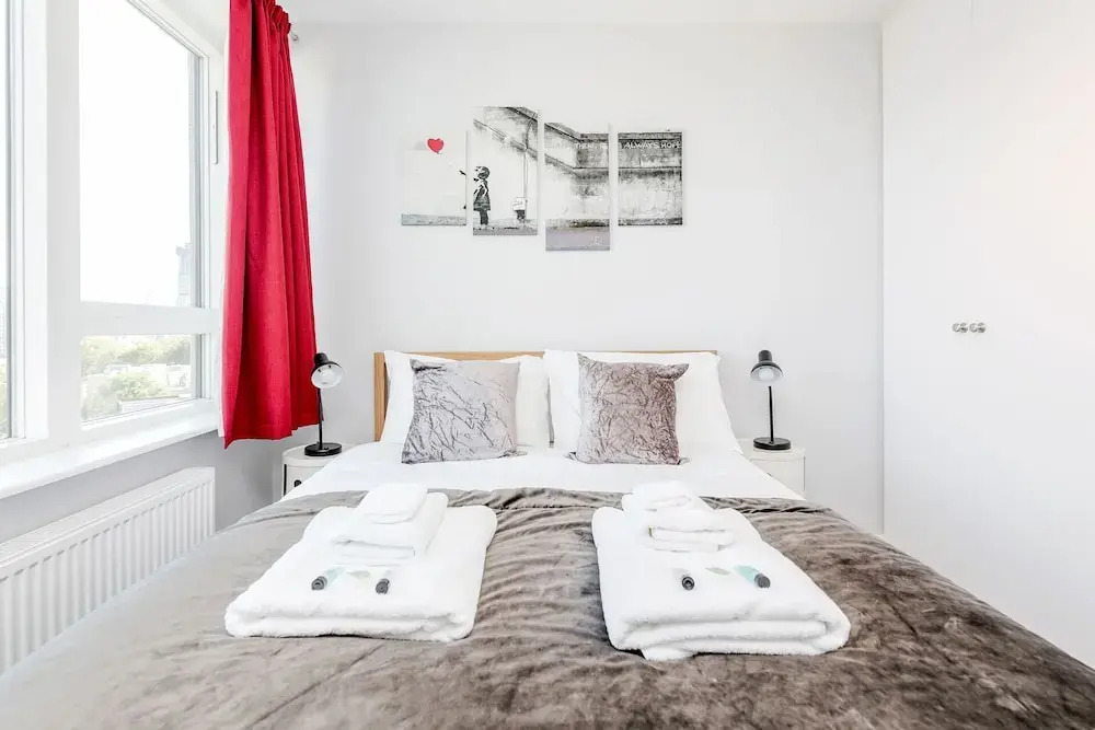 Stylish Riverview Apt with Roof Terrace