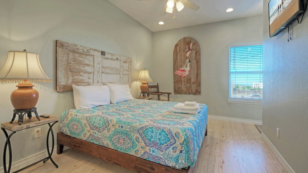 Sleeps 84, 9 Homes Private Boat Dock, Waterfront Pool, Views Laguna Village